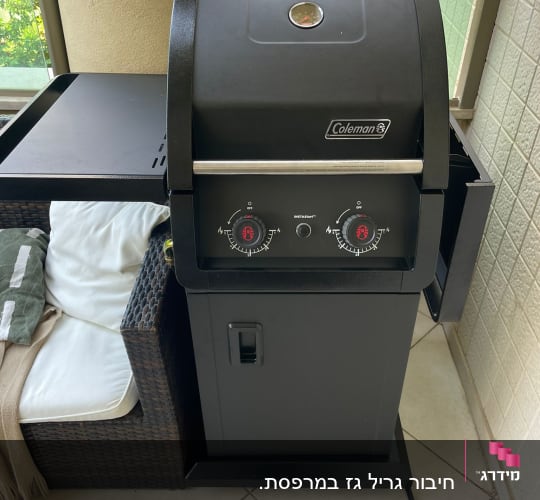 גריל גז שחור עם שני כפתורי שליטה ומד חום